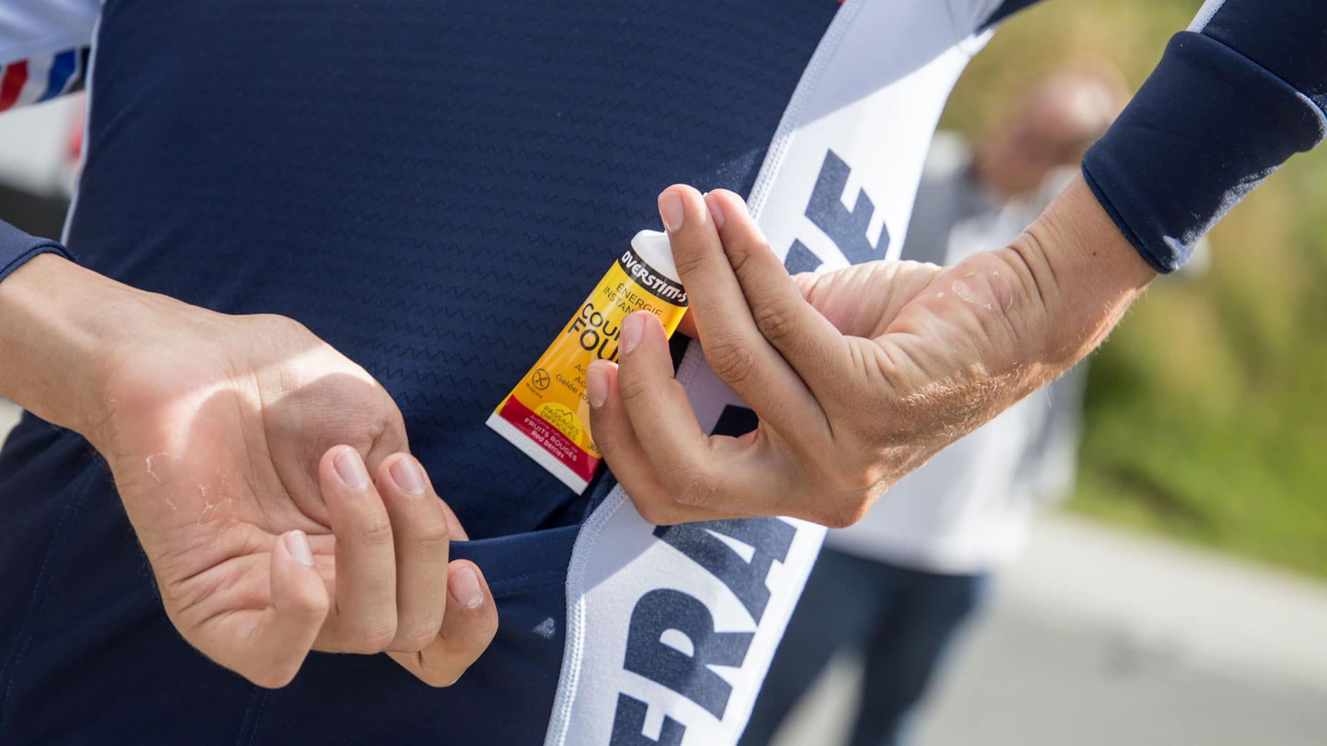 Idées de génie - Des gants spéciaux pour boire sa bière